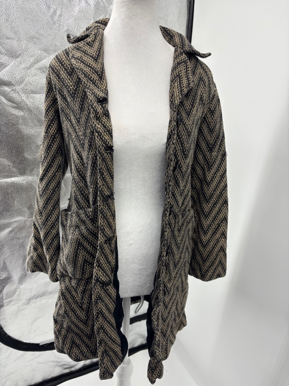 Chevron Pattern Open-Front Cardigan in Black and Cream